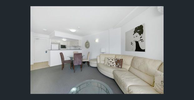 Furnished, pool, gym and an unbeatable location! - Photo 1