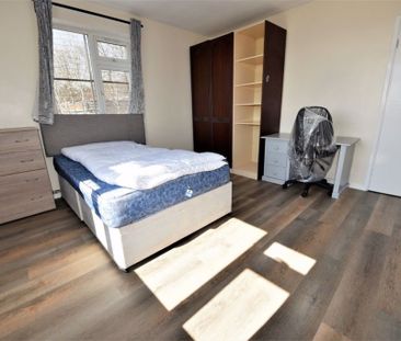 2 bedroom Flat in Queenswood Drive, Leeds - Photo 2