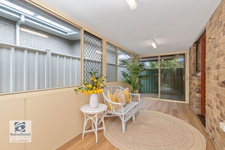 Immaculate Freestanding Villa - Stroll to Everything! - Photo 2