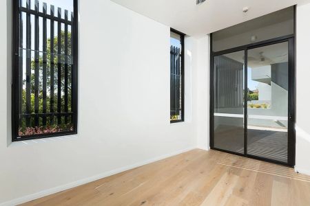 Modern Luxury Two Bedroom Garden Apartment - Photo 2