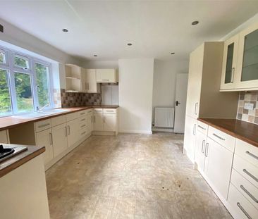 A well presented family home providing ample accommodation throughout - Photo 6