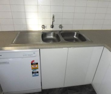 PERFECTLY POSITIONED AND GENEROUSLY SIZED 3 BEDROOM APARTMENT - Photo 5