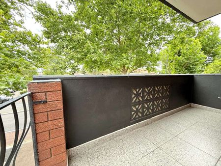 Spacious and Modern 3 Bedroom Apartment - Photo 2