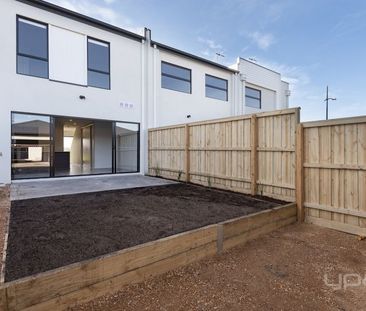 Modern Townhouse - Photo 6