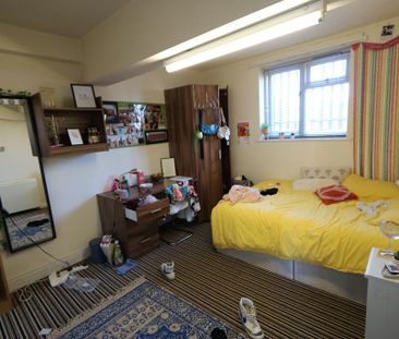 4 bedroom flat to rent - Photo 4