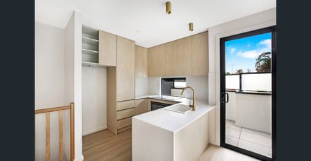 Sophisticated Contemporary Living with Seamless Indoor-Outdoor Transition - Photo 5