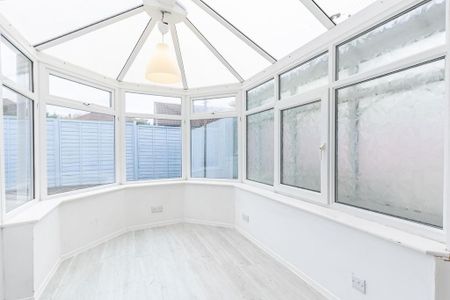 3 bedroom end of terrace house to rent - Photo 2