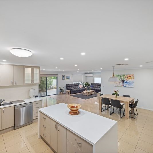 Spacious 4-bedroom Thurgoona Home - Photo 1