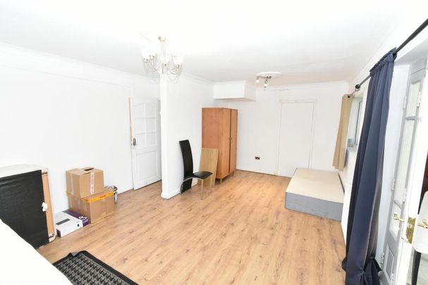 1 bedroom in a flat share to rent - Photo 1