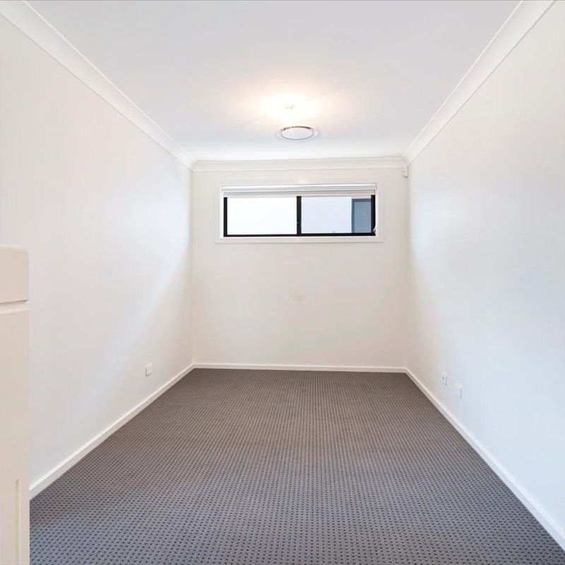 A near new freestanding and modern house ready to move in - Photo 1