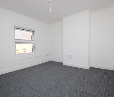 3 bedroom end of terrace house to rent - Photo 2