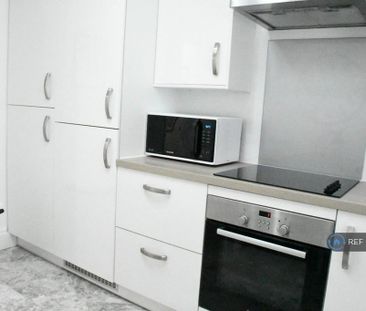 1 bedroom in a flat share to rent - Photo 4