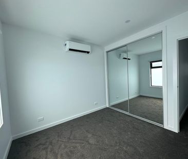 MODERN THREE BEDROOM TOWNHOUSE - Photo 4