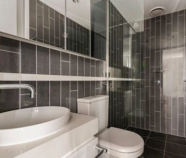 SILVERLEAF APARTMENT - TOP FLOOR LIVING WITH STUNNING CITY VIEWS! - Photo 4