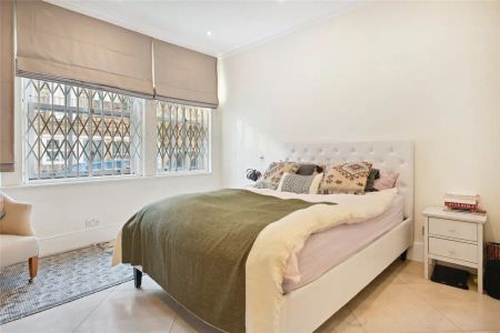 3 bedroom flat in London - Photo 5