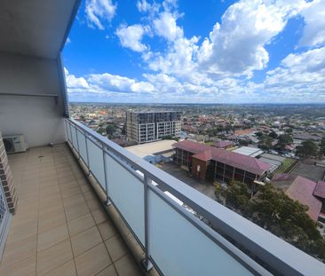 Modern Two-Bedroom Apartment with Uninterrupted District View - Photo 2