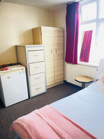 1 bedroom in a house share to rent - Photo 5