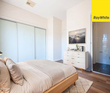 CONTEMPORARY THREE BEDROOM TOWNHOUSE IN MOST SOUGHT AFTER LOCATION - Photo 6