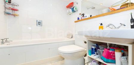 Beautiful one double bedroom set in a period conversion - Photo 3