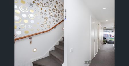 Spacious 3-Bedroom Townhouse in a Prime Location - Photo 3