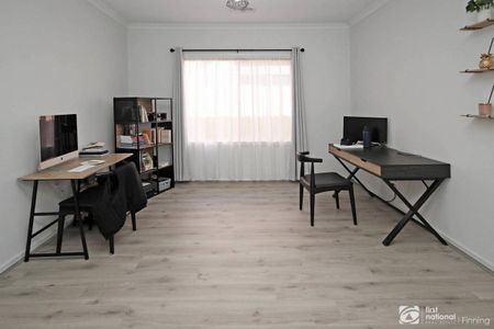 Modern 4 Bedroom Home - Photo 4