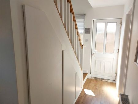 3 Bedroom House - Semi-Detached - Photo 2