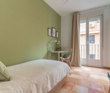 Bright room with semi-private bathroom in Alvarado - Photo 6