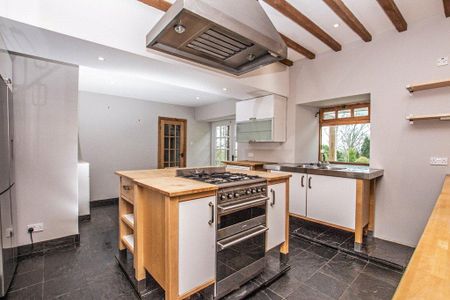 4 bedroom semi-detached house to rent - Photo 5