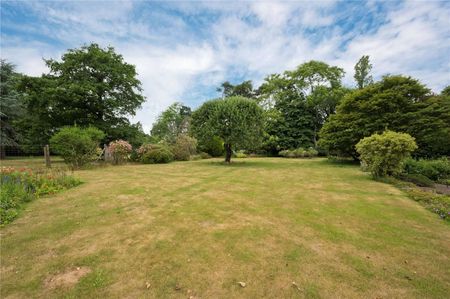 An idyllic Victorian coach house offering spacious and versatile accommodation with a large garden in the sought after Sands village. - Photo 4