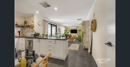 Beautifully Presented Family Home - Photo 4
