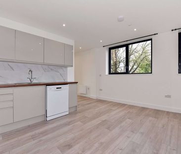 A modern second floor apartment located in the centre of High Wycombe. - Photo 6