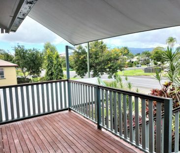 UPPER UNIT OF QUEENSLANDER - Photo 3