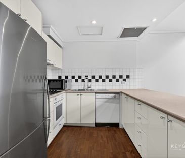 SPACIOUS LOFT APARTMENT - BRAND NEW CARPET & FRESH PAINT! - Photo 3