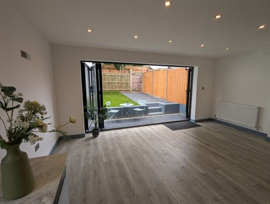 3 Bed End Terrace, Barlow Close, SM6 - Photo 1