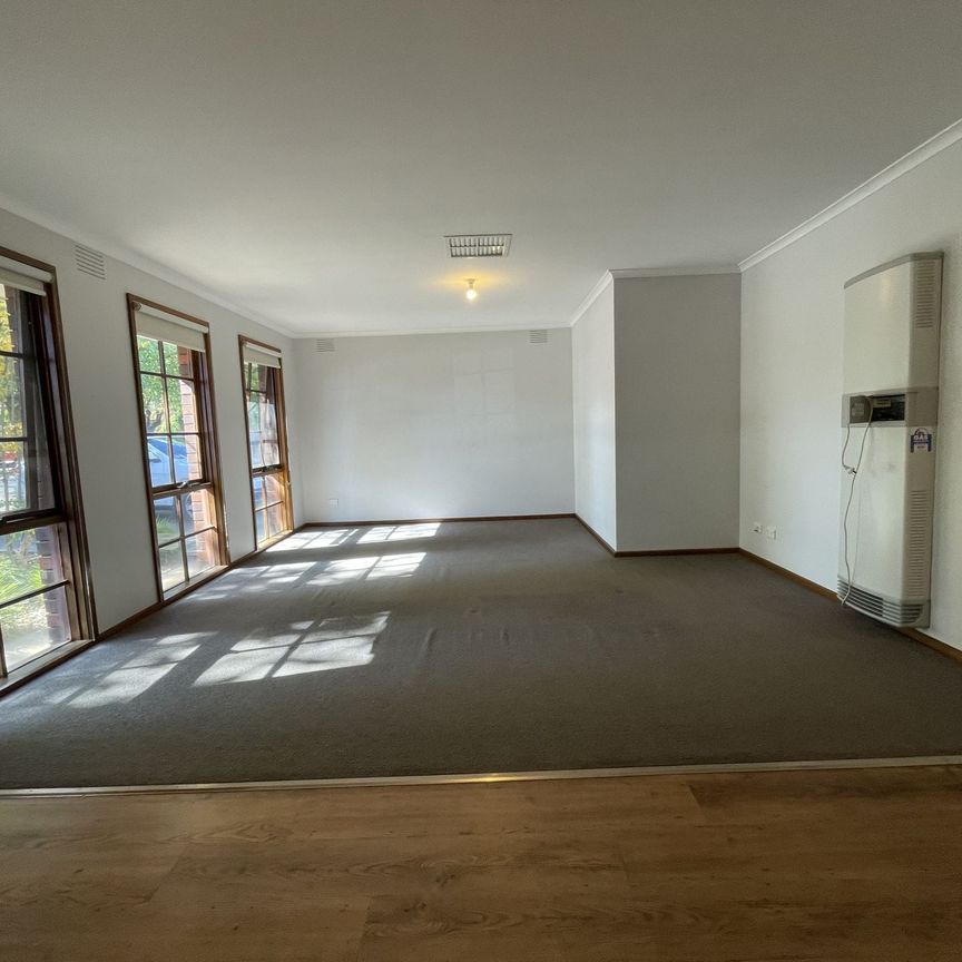 THREE BEDROOM HOME ! - Photo 1