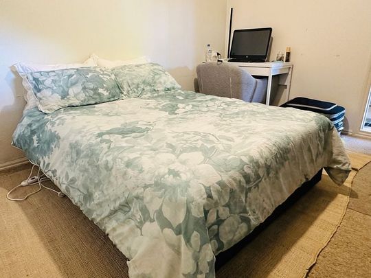 Large 1 bedroom flat with a large living room - Photo 1