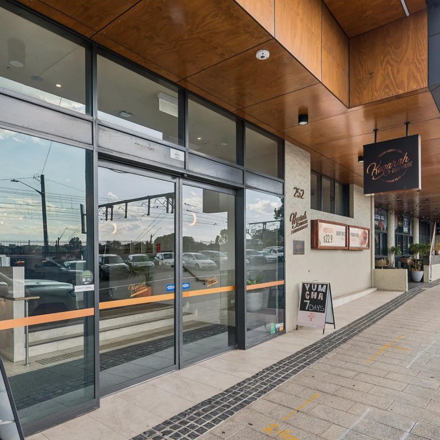 Magnificent Double Brick Apartment In A Boutique Block: High Ceilings, Ground Floor, 7-Minute Walk To Allawah Train, Bus, Cafes, Shops & Schools. - Photo 1