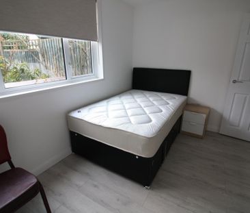 4 bedroom semi-detached house to rent - Photo 6