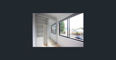 Pet Friendly Renovated Studio in Small Block - Photo 2