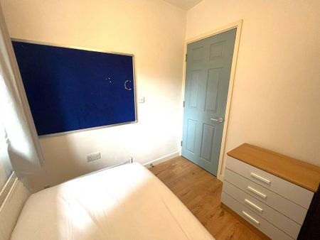 3 bedroom end of terrace house to rent - Photo 3