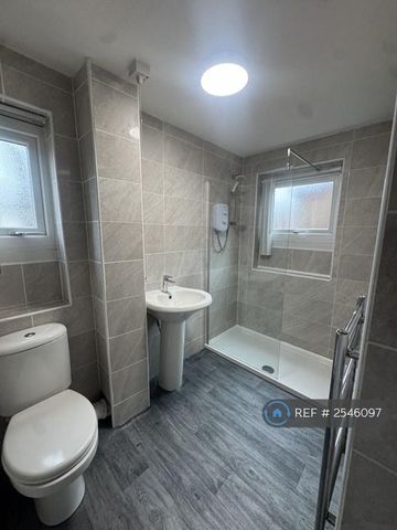 4 bedroom terraced house to rent - Photo 4