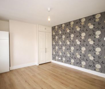 2 bedroom maisonette to rent - Photo 2