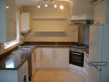 4 bedroom detached house to rent - Photo 2