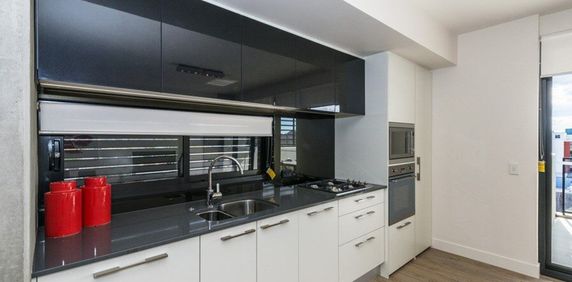 Large 1 bedroom furnished apartment - Photo 2
