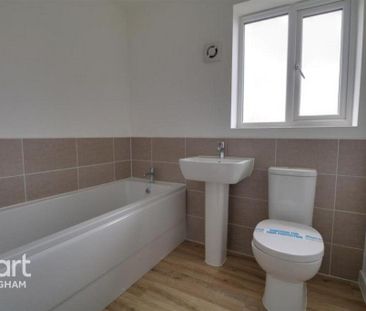 4 bedroom semi-detached house to rent - Photo 6