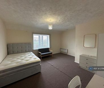 3 bedroom flat to rent - Photo 2