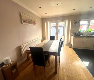 4 bedroom end of terrace house to rent - Photo 1