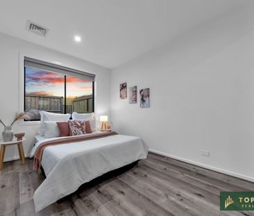 LUXE LIVING IN AN ENVIABLE LOCATION !! - Photo 5