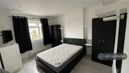 1 bedroom in a house share to rent - Photo 2