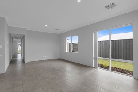 Five Bedroom Home In Port Kennedy - Photo 2